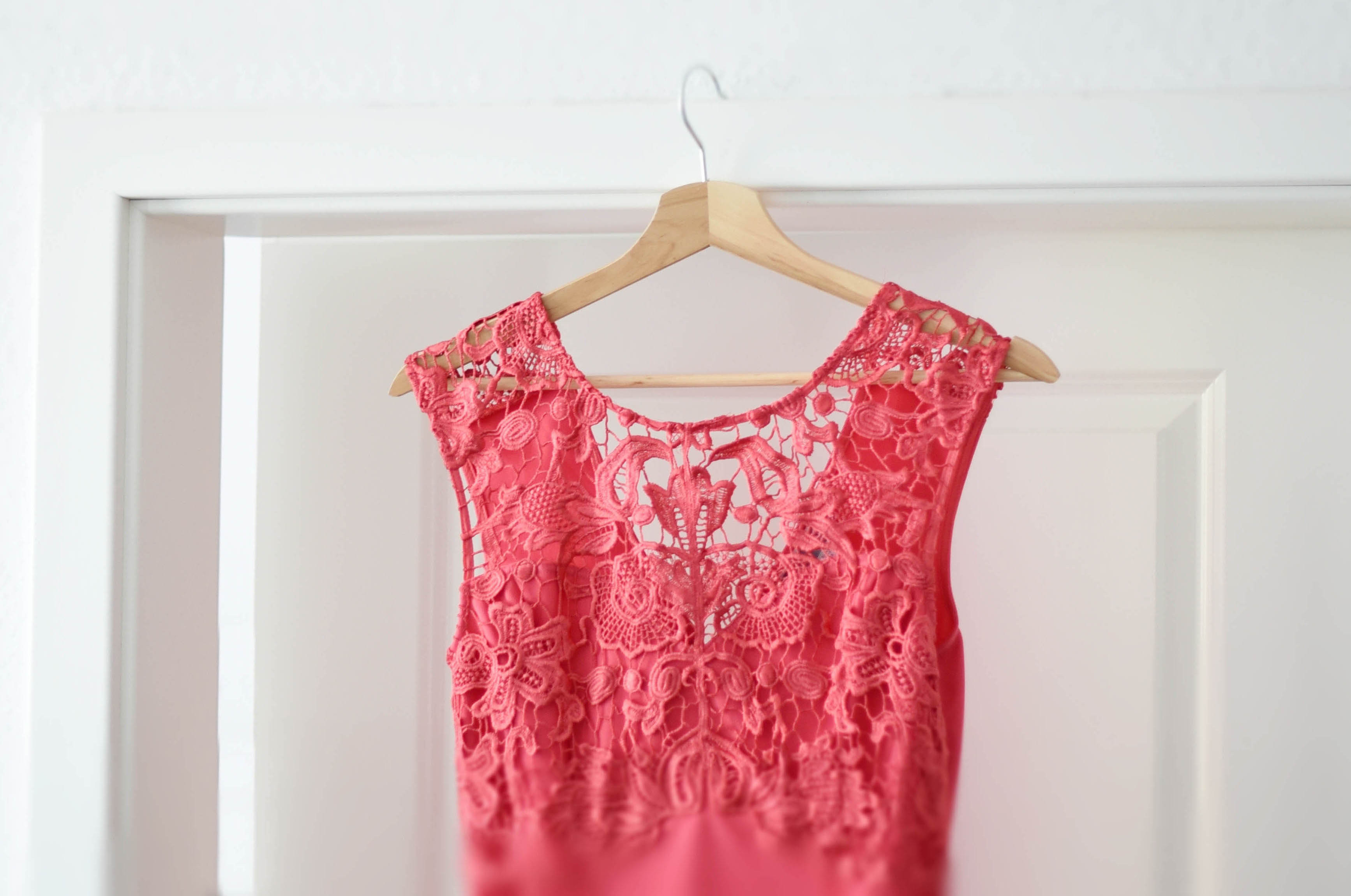 rotes Kleid hängt an Kleiderbügel
